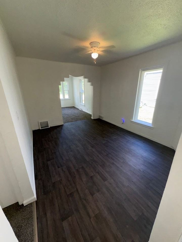 307 Center St - Photo 4 of 11