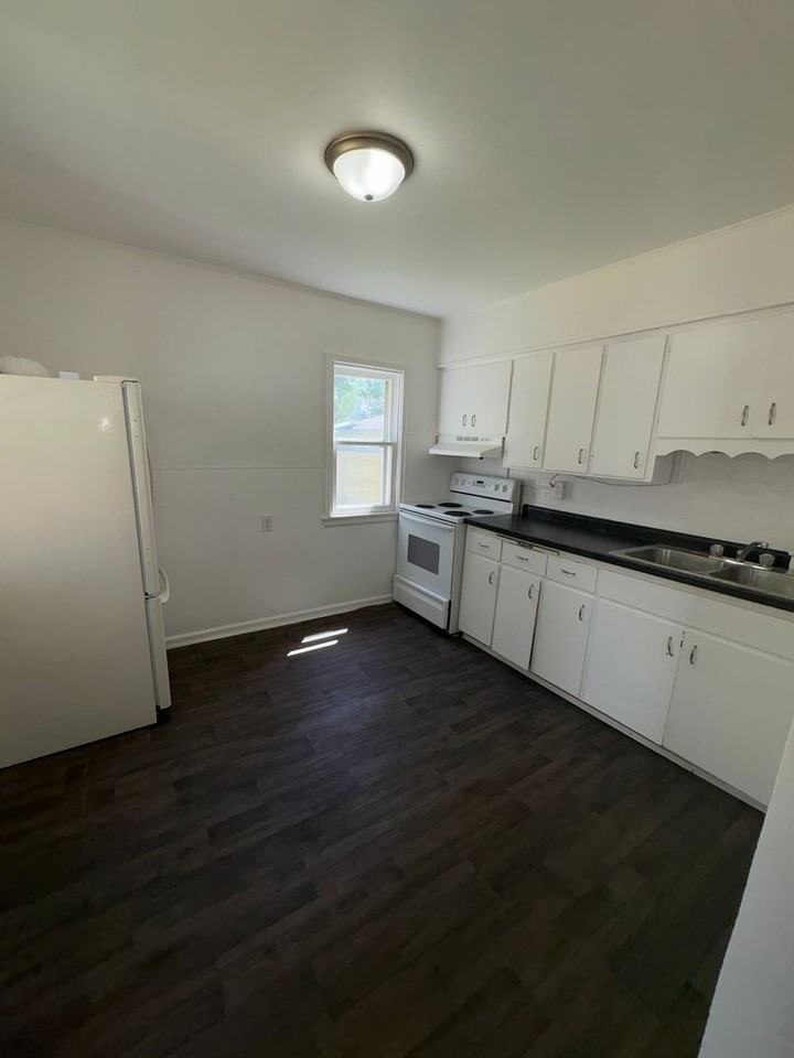 307 Center St - Photo 5 of 11
