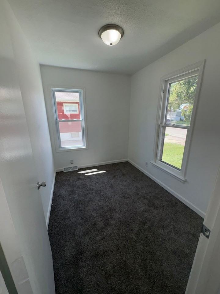 307 Center St - Photo 7 of 11