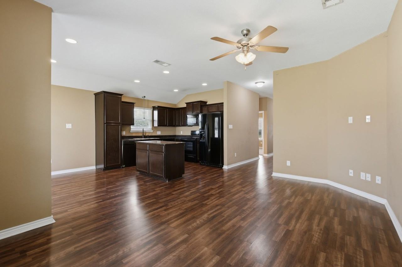 2484 Horse Shoe Dr - Photo 4 of 17