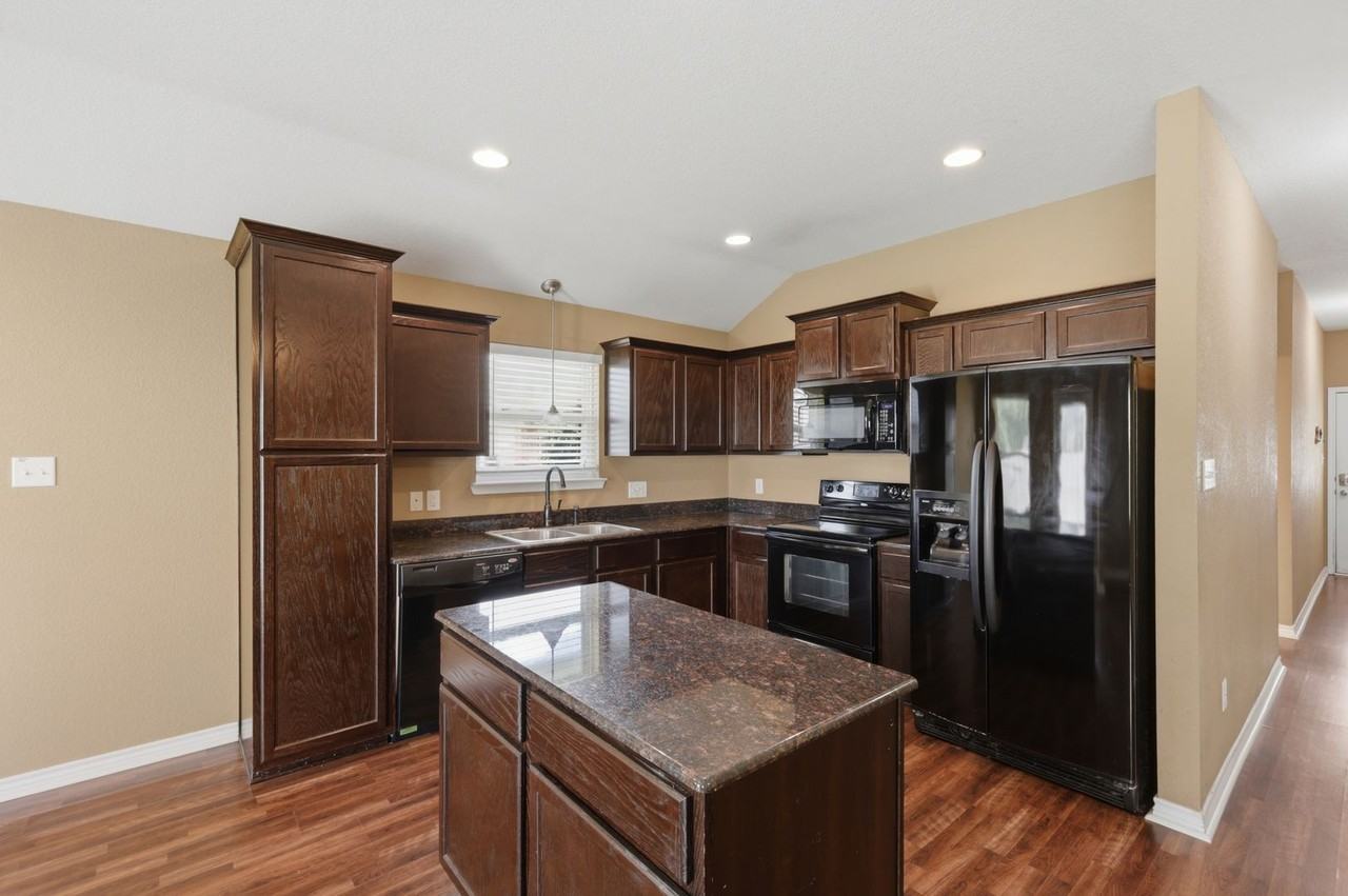 2484 Horse Shoe Dr - Photo 5 of 17
