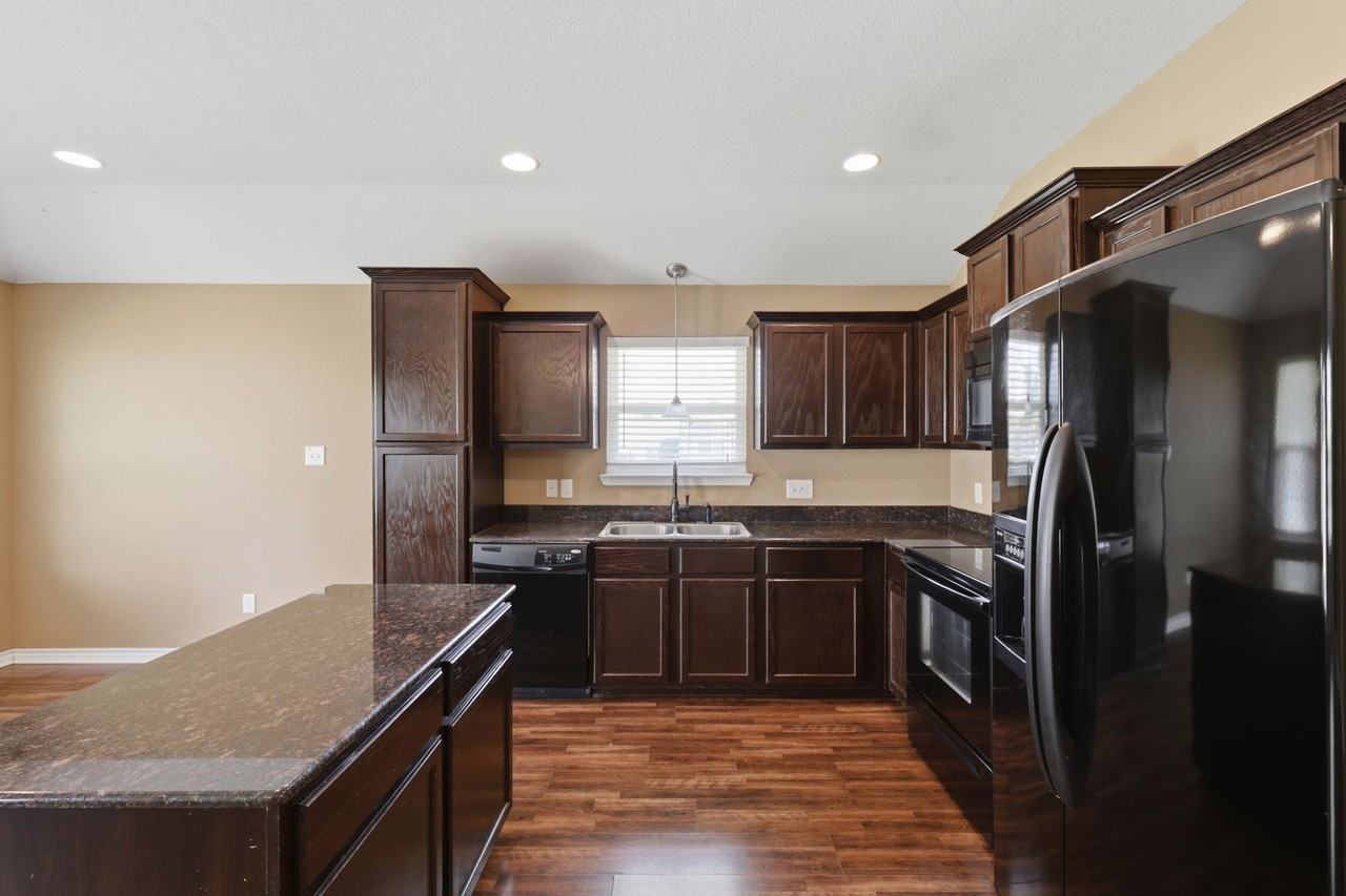 2484 Horse Shoe Dr - Photo 6 of 17