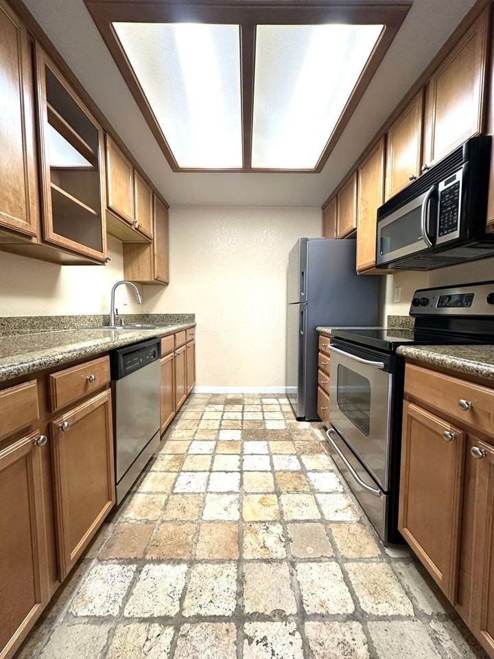 4004 Elmo Loop #D - Photo 3 of 24