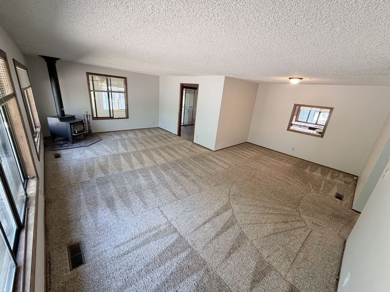 2525 Crestview Dr S - Photo 3 of 16