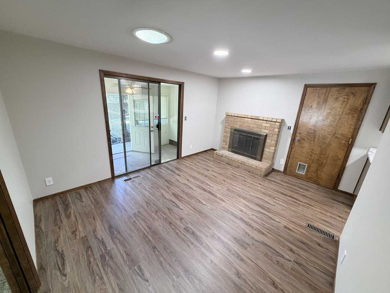 2525 Crestview Dr S - Photo 4 of 16
