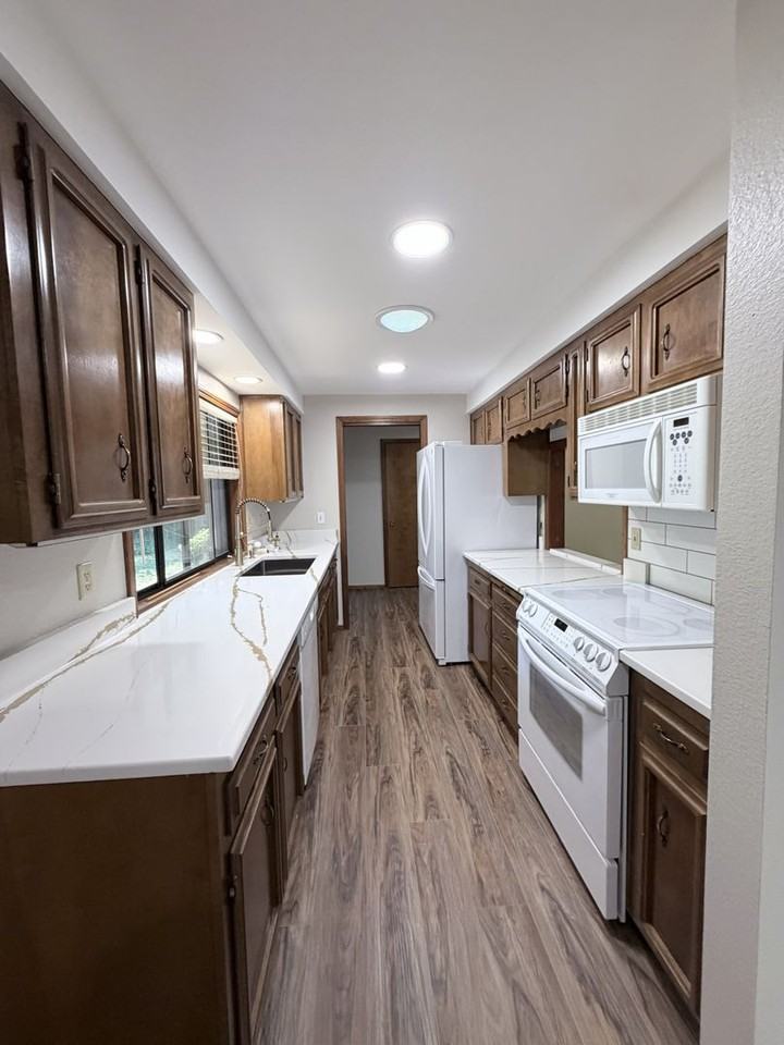 2525 Crestview Dr S - Photo 5 of 16