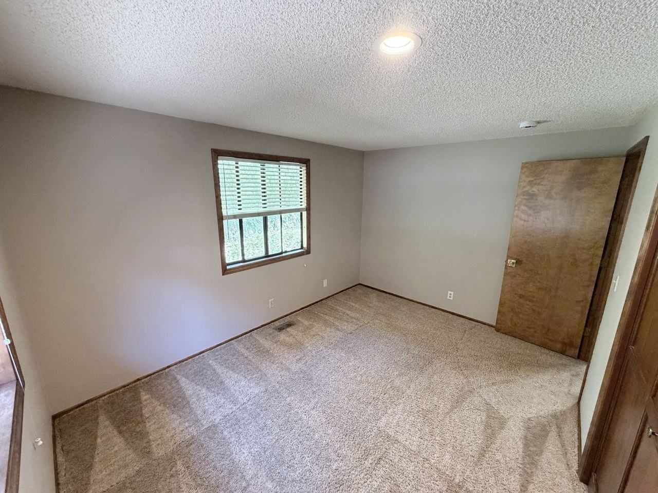 2525 Crestview Dr S - Photo 7 of 16