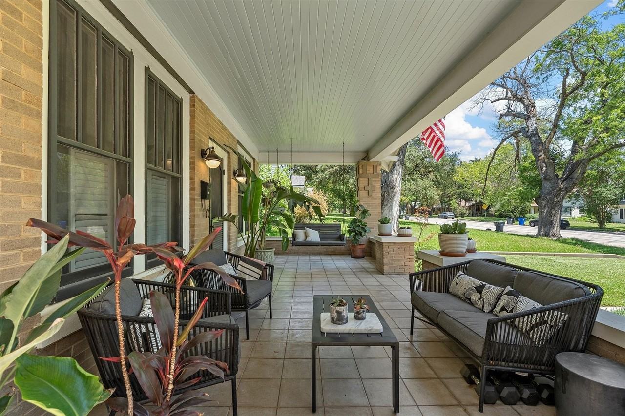 2825 Sanger Ave - Photo 3 of 40