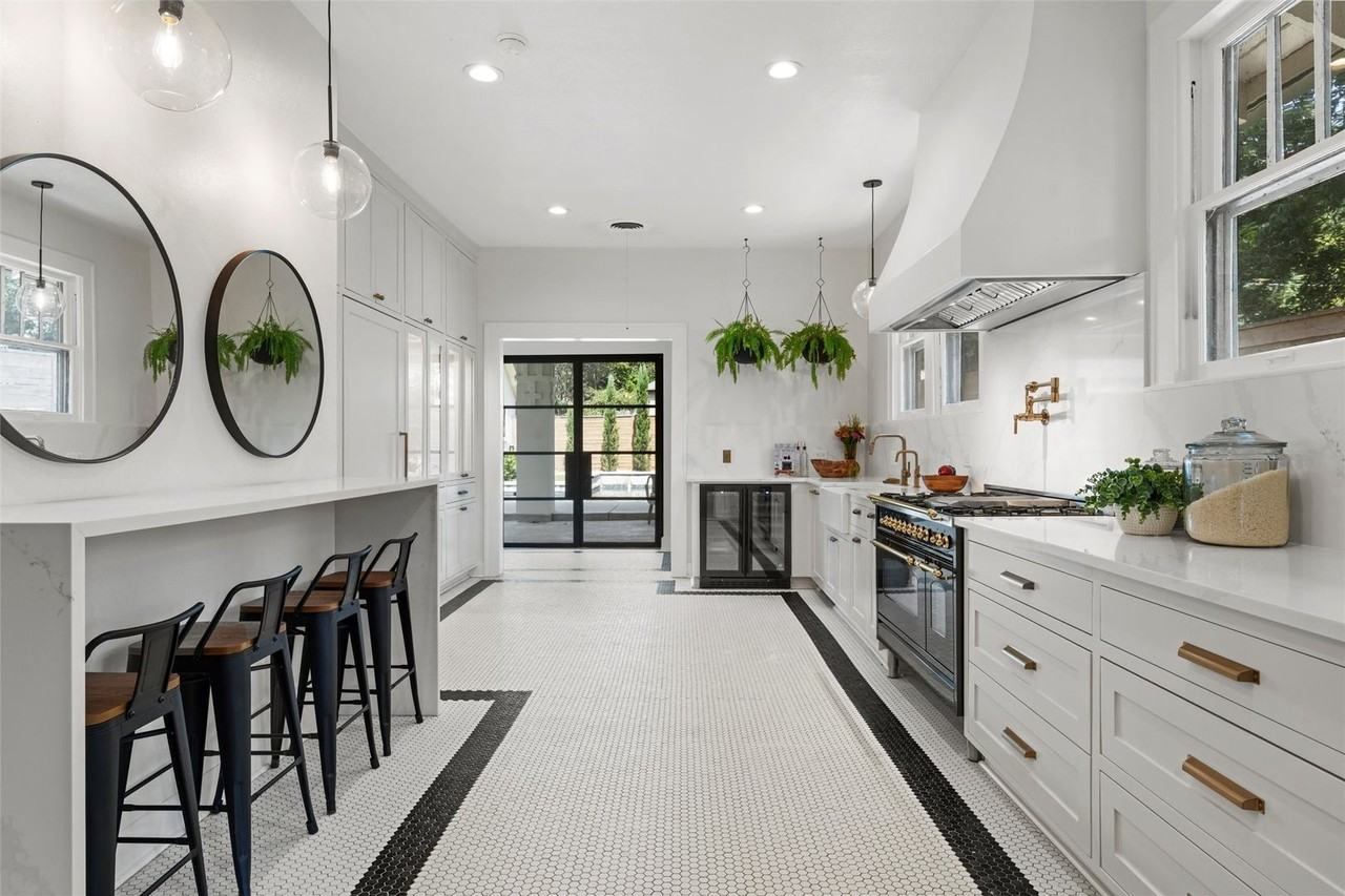 2825 Sanger Ave - Photo 4 of 40