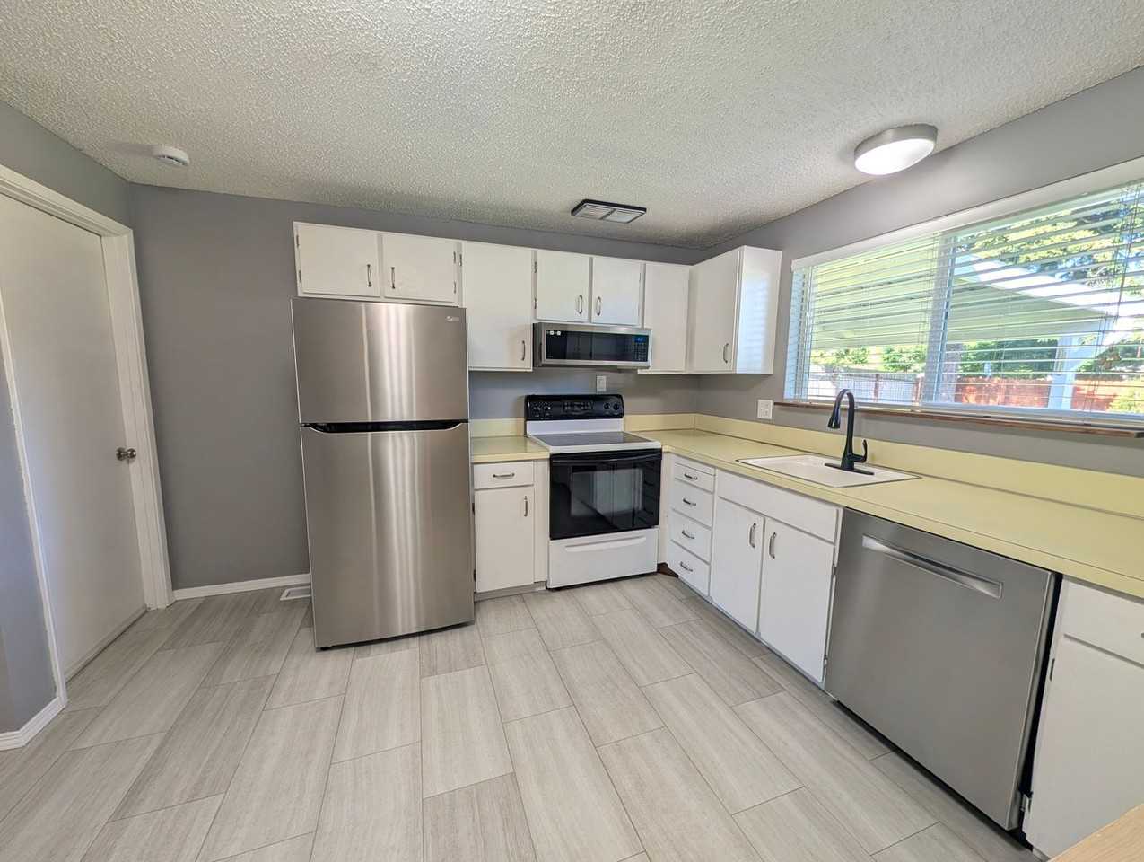 3806 Pineneedle Dr - Photo 4 of 21