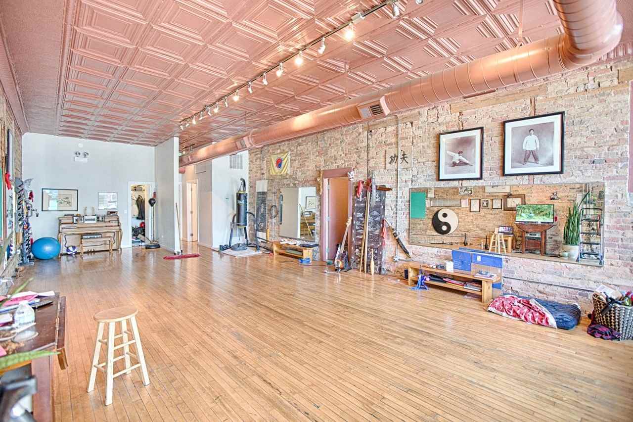 1123 N Ashland Ave - Photo 3 of 9