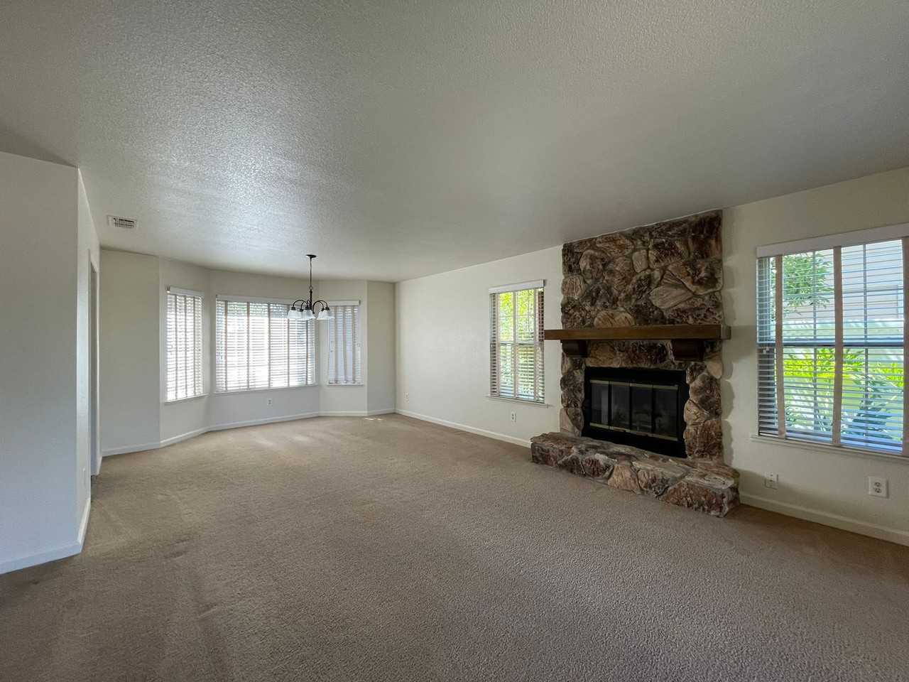 9270 Emerald Crest Dr - Photo 2 of 15