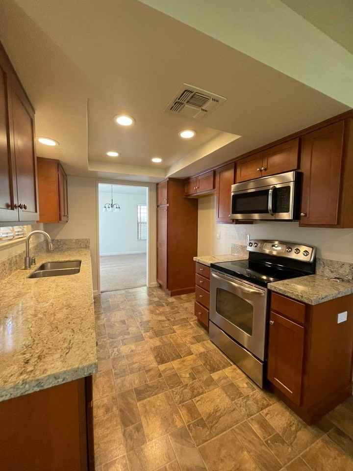 9270 Emerald Crest Dr - Photo 3 of 15