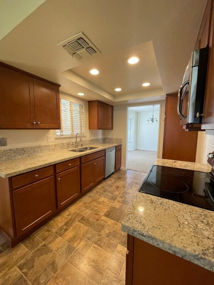 9270 Emerald Crest Dr - Photo 4 of 15