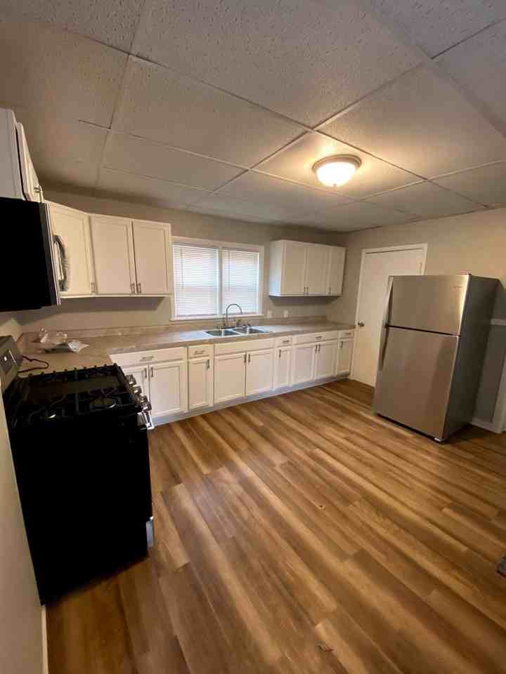 915 Farnam St - Photo 2 of 9