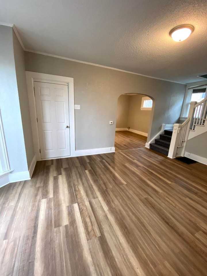 915 Farnam St - Photo 4 of 9