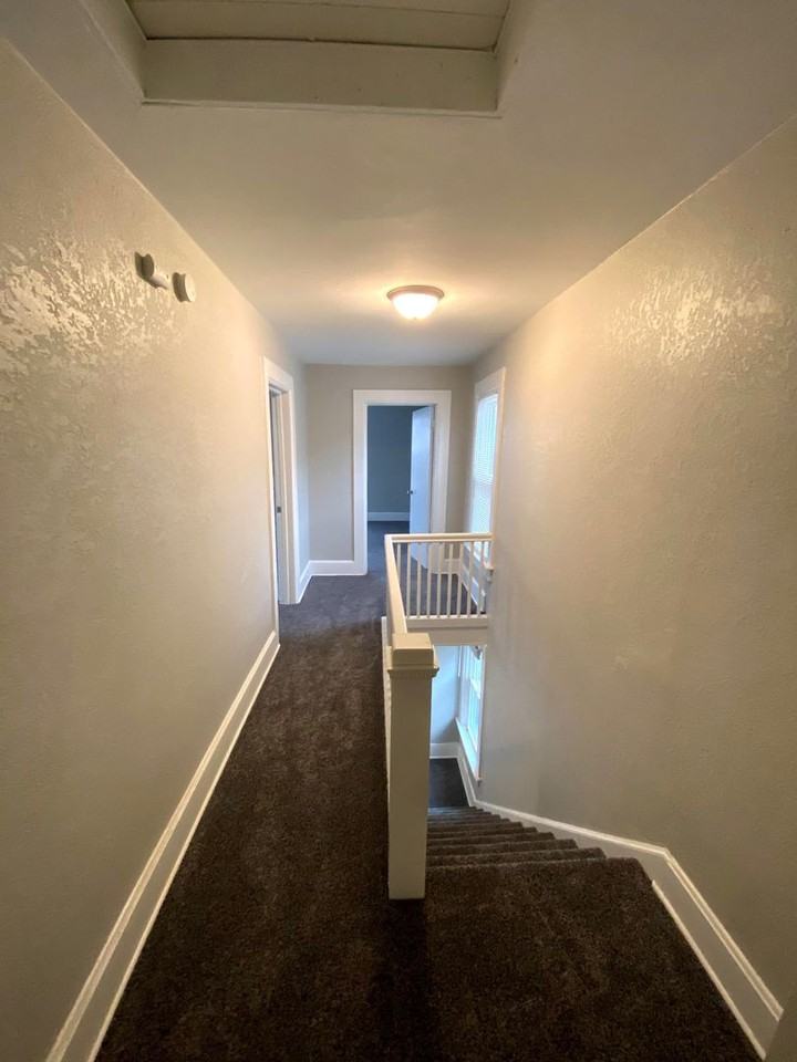 915 Farnam St - Photo 5 of 9