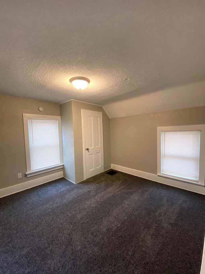 915 Farnam St - Photo 6 of 9