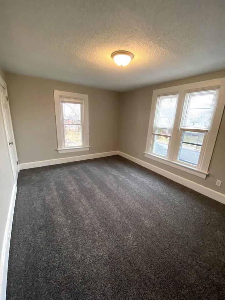 915 Farnam St - Photo 7 of 9