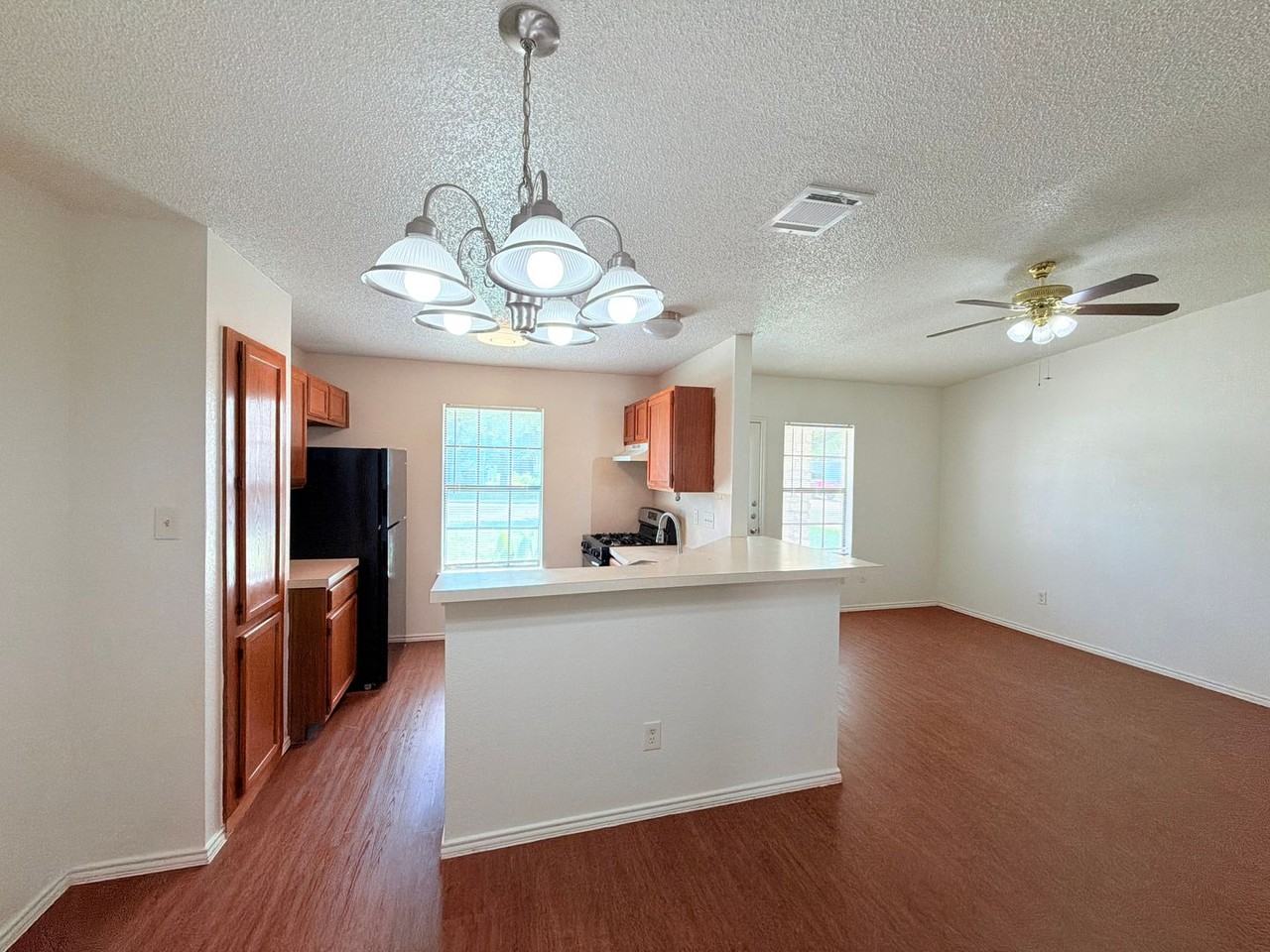 1215 Ridgemont St - Photo 7 of 26