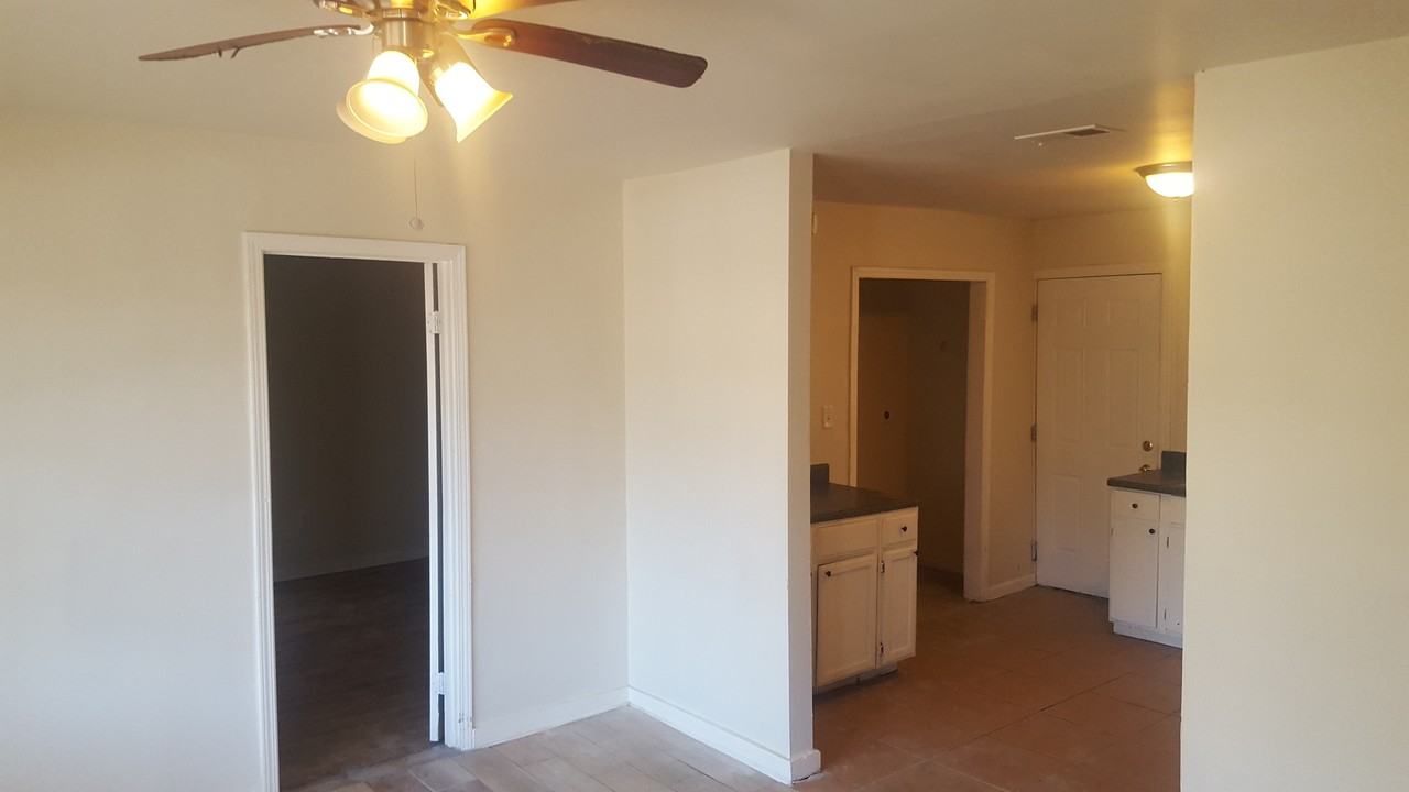 1647 Bridgeport Dr Nw - Photo 4 of 16