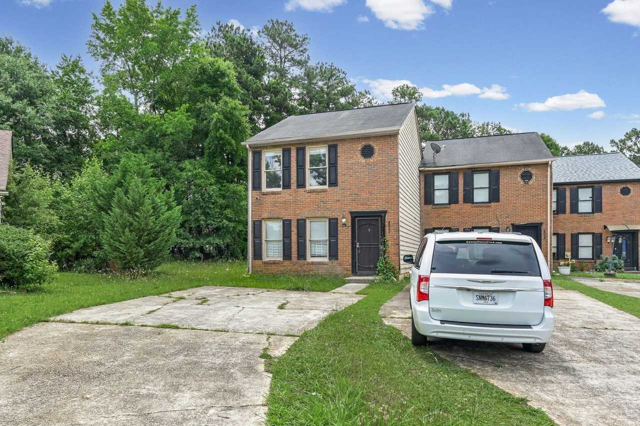 8066 Woodlake Dr - Photo 3 of 25