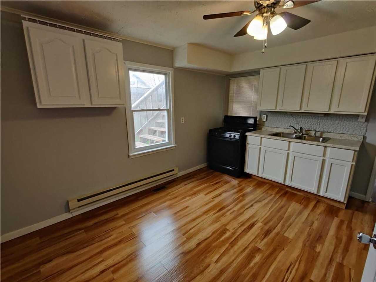 227 W Pennsylvania St - Photo 3 of 9