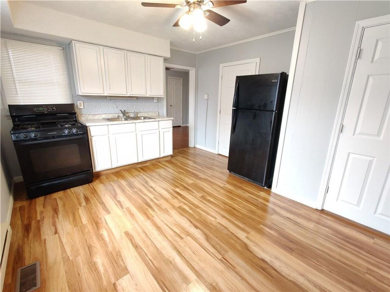 227 W Pennsylvania St - Photo 7 of 9