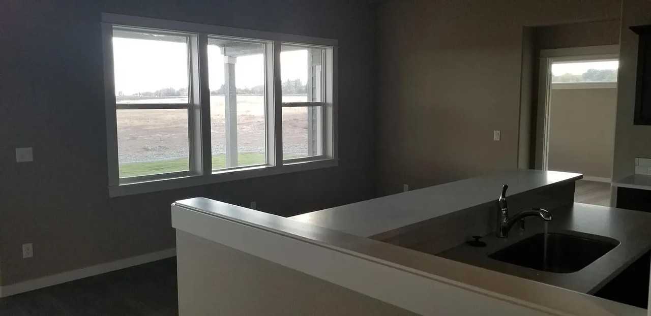 52 Sunwest Dr - Photo 4 of 12