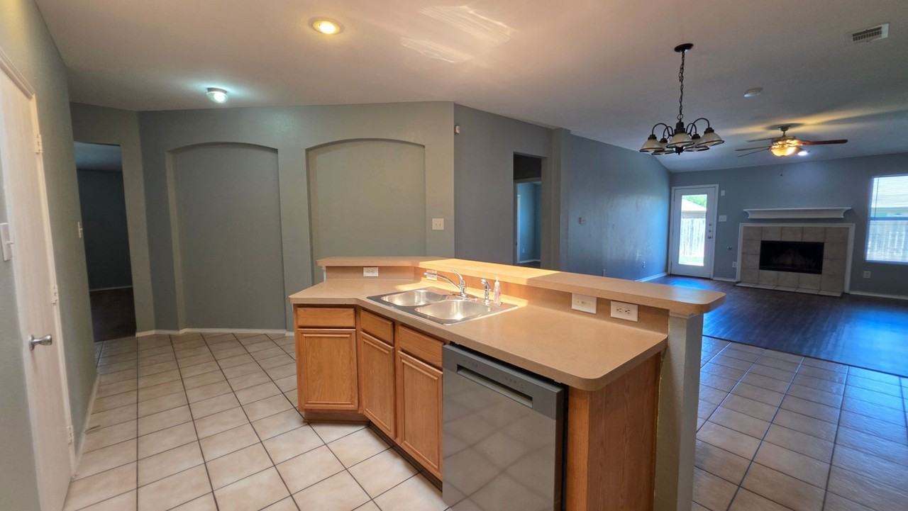 5820 Show Master Ln - Photo 7 of 28