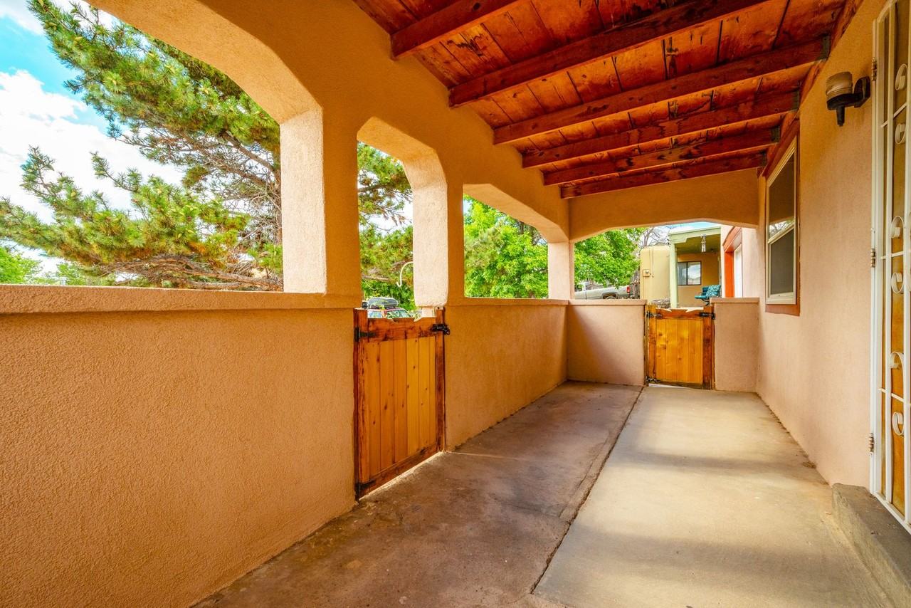 2911 Avenida Alamosa - Photo 4 of 24