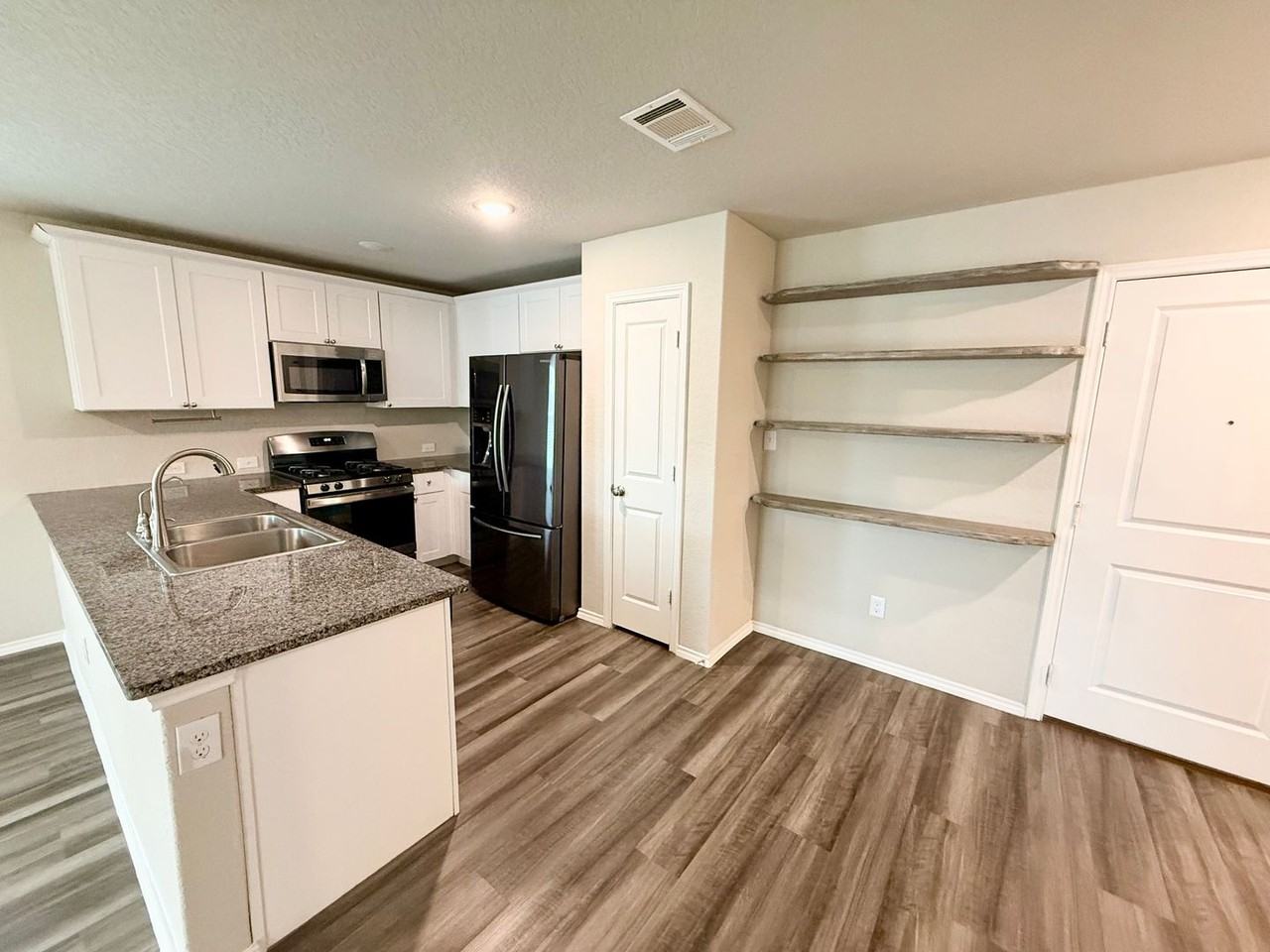 10310 Waverunner - Photo 7 of 27