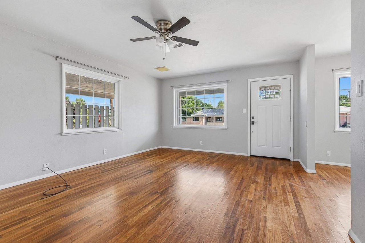 2300 Aspen Dr - Photo 3 of 32