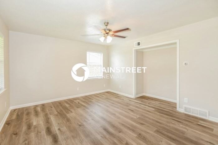 920 Royal St - Photo 2 of 17