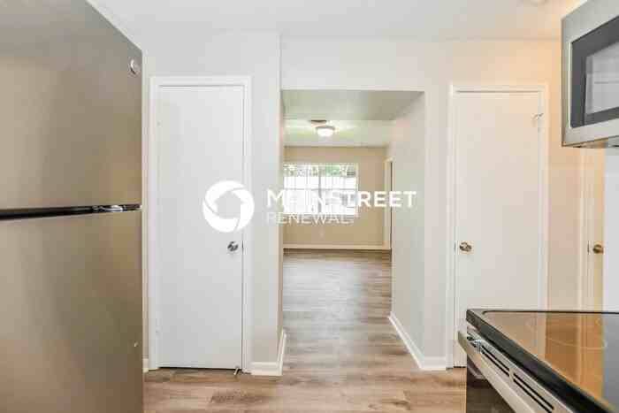 920 Royal St - Photo 4 of 17
