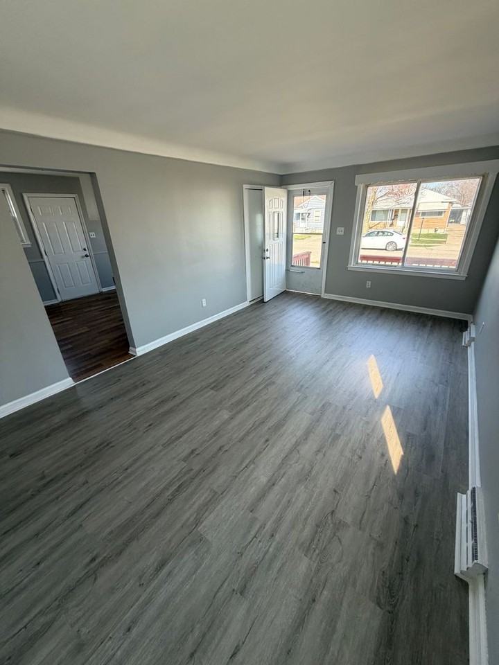 24593 Wilmot Ave - Photo 4 of 12