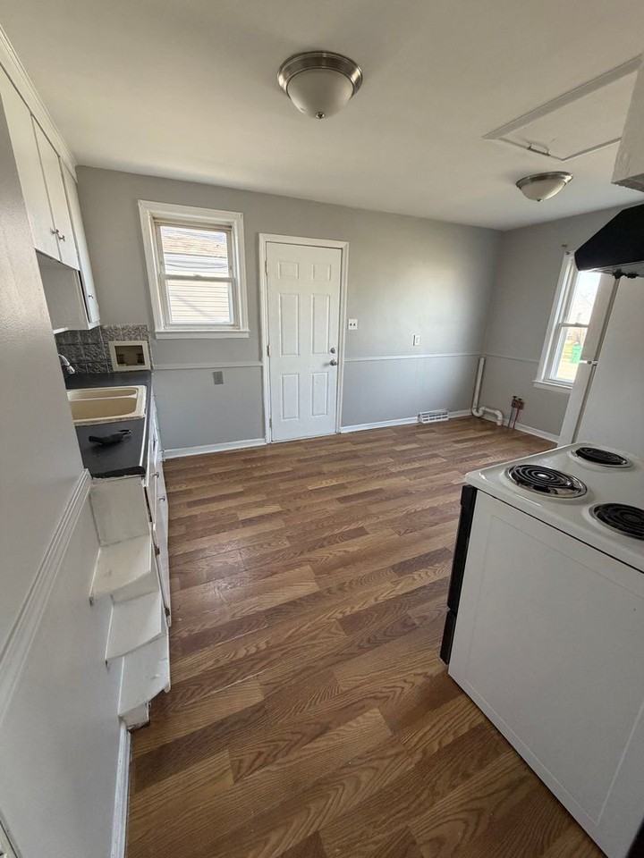 24593 Wilmot Ave - Photo 5 of 12