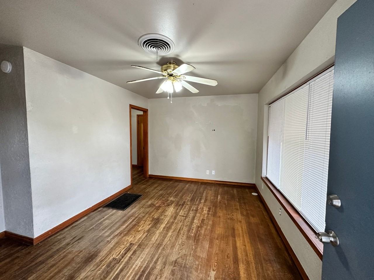 1908 Currie Ln - Photo 2 of 10