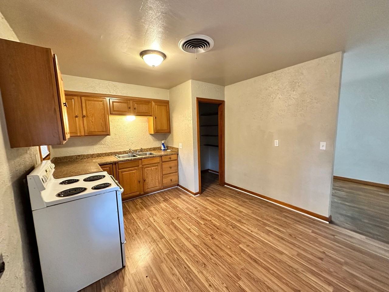 1908 Currie Ln - Photo 4 of 10