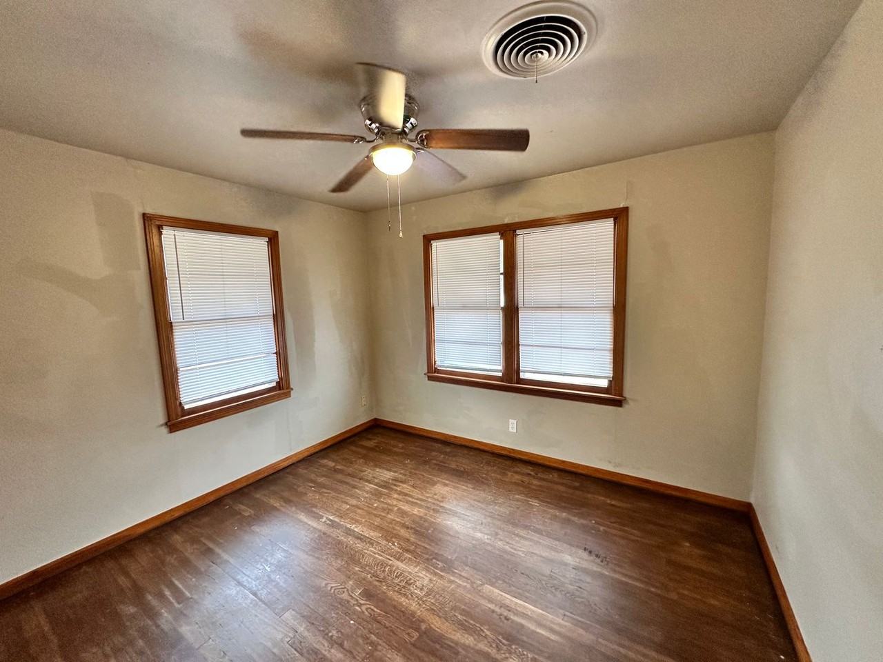 1908 Currie Ln - Photo 6 of 10