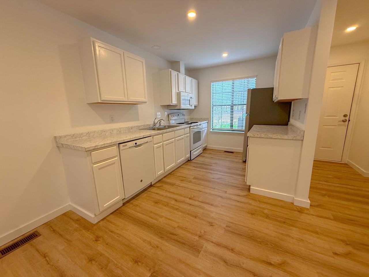4247 The Oaks Dr - Photo 3 of 20