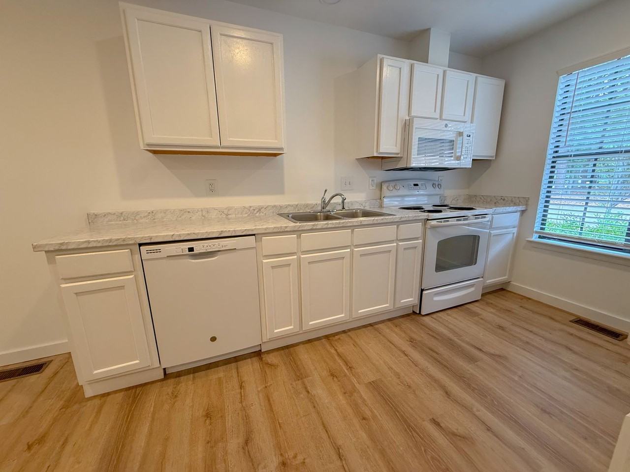 4247 The Oaks Dr - Photo 5 of 20