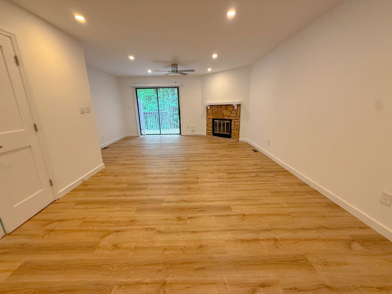 4247 The Oaks Dr - Photo 6 of 20