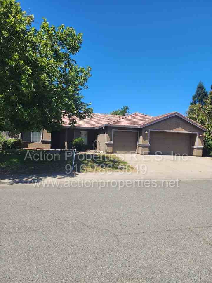 1057 Shenencock Way - Photo 3 of 34
