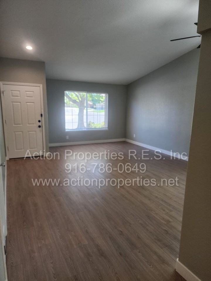 1057 Shenencock Way - Photo 4 of 34