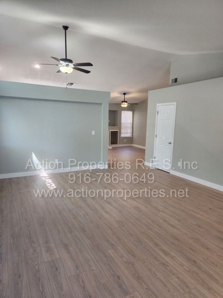 1057 Shenencock Way - Photo 5 of 34