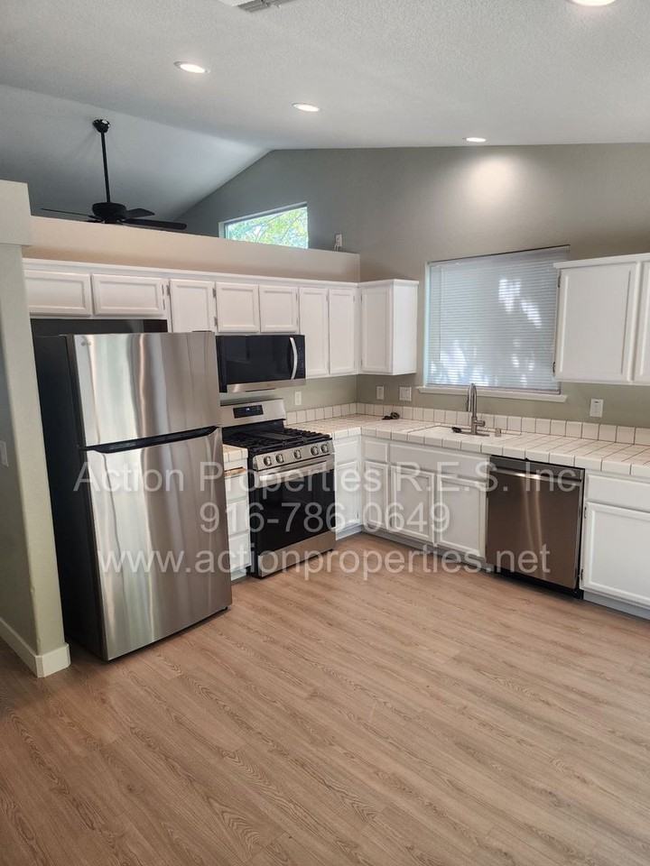 1057 Shenencock Way - Photo 6 of 34