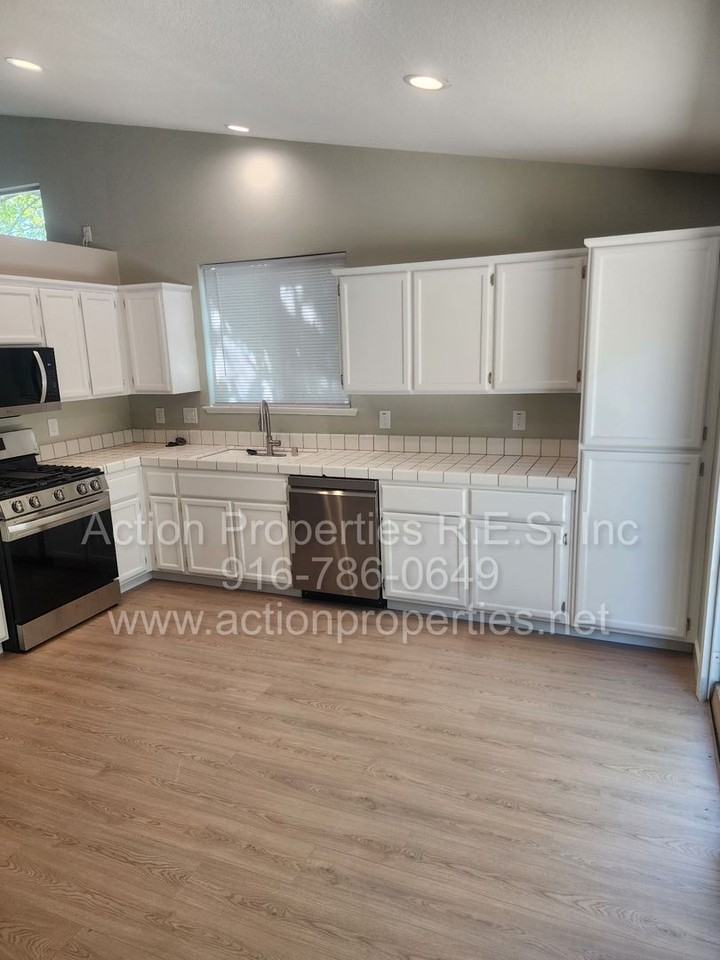 1057 Shenencock Way - Photo 7 of 34