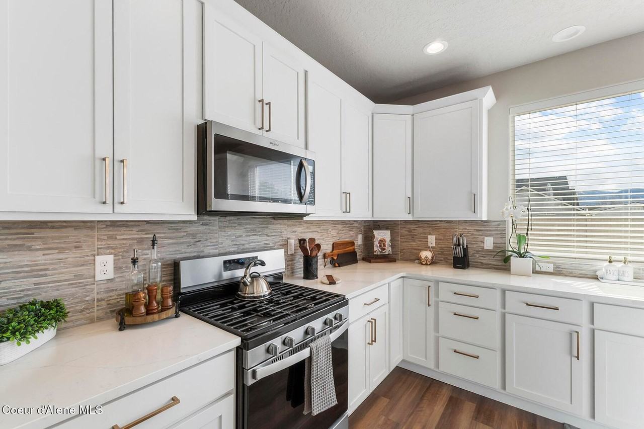984 E Allenby Ave - Photo 3 of 41