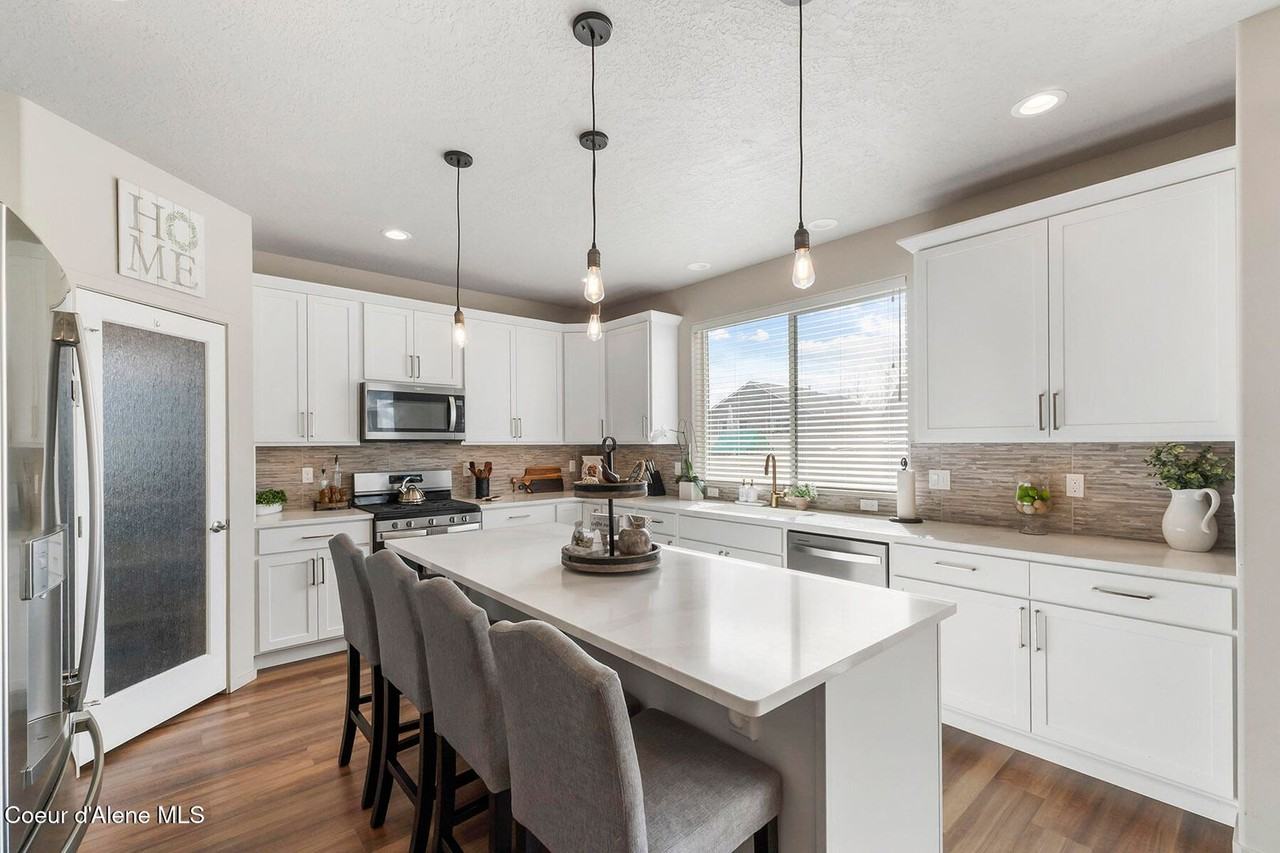 984 E Allenby Ave - Photo 6 of 41